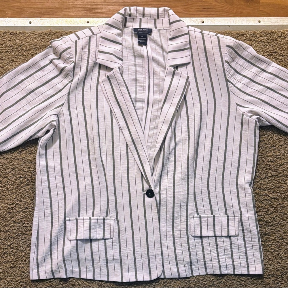 New York Clothing Company Woman’s 1X White/Black Striped Blazer Shoulder Pads